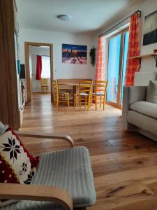 Predel za sedenje v nastanitvi Apartmán u sjezdovky Filipovice