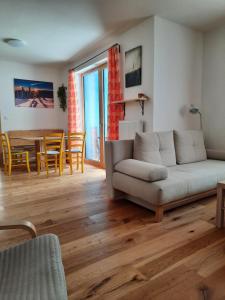 a living room with a couch and a table at Apartmán u sjezdovky Filipovice in Filipovice