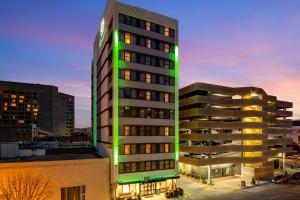 ein hohes Gebäude mit grüner Beleuchtung an der Seite in der Unterkunft Holiday Inn - Columbia - Downtown, an IHG Hotel in Columbia