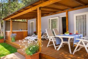 Патио или другая зона на открытом воздухе в Maistra Camping Polari Mobile homes