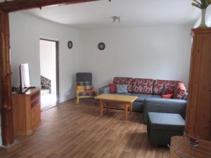 Dům Hana في Nejdek: غرفة معيشة مع أريكة وطاولة