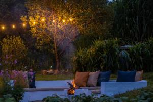 un sofá en un jardín por la noche con luces en Chigüa Glamping, en Ráquira