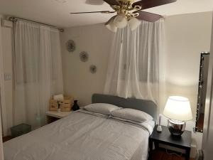 A bed or beds in a room at Lovely and comfort 10 min LGA,20 min Manhattan