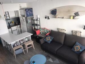 een woonkamer met een bank en een tafel bij Mon studio pour 4 à Val Claret ! in Tignes