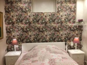 Un pat sau paturi într-o cameră la Ferienhaus-stadtkyll Beim Förster