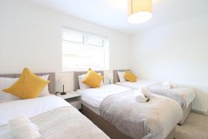 Tempat tidur dalam kamar di Detached Bungalow - Sleeps 8 - Free Parking, Fast Wifi, Smart TV and Garden by Yoko Property