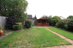 Gallery image of Detached Bungalow - Sleeps 8 - Free Parking, Fast Wifi, Smart TV and Garden by Yoko Property in Northampton