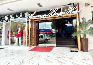 Una tienda frente a una tienda con un cartel. en Amazon Xingu Hotel, en Altamira