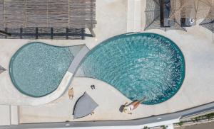 布拉卡Sea & Olives Suites Hotel and Villas的游泳池的顶部景色,周围的人