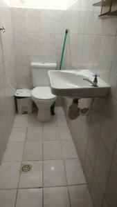 a bathroom with a toilet and a sink at Pousada Líder in Águas de São Pedro
