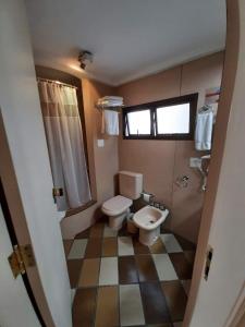 Un baño pequeño con inodoro y lavabo. en Paulista Wall Street Flat 10, en São Paulo