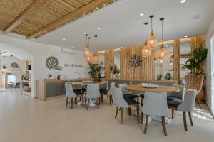 Sea & Olives Suites Hotel and Villas餐厅或其他用餐的地方