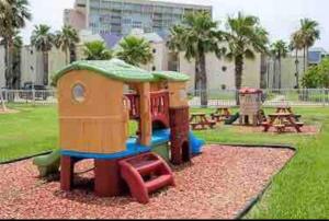 Bahia Mar Solare Tower 6th floor Bayview Condo 2bd 2ba with Pools的儿童游玩区