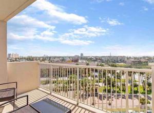 南帕诸岛Bahia Mar Solare Tower 6th floor Bayview Condo 2bd 2ba with Pools的市景阳台