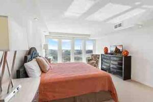 南帕诸岛Bahia Mar Solare Tower 6th floor Bayview Condo 2bd 2ba with Pools的一间带床和大窗户的卧室 更多17张照片