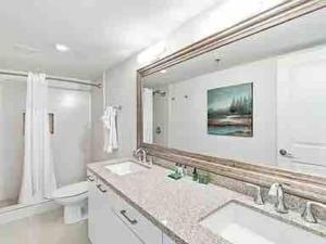 Bahia Mar Solare Tower 6th floor Bayview Condo 2bd 2ba with Pools的一间浴室
