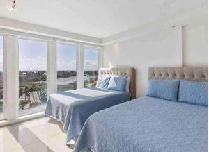 Bahia Mar Solare Tower 6th floor Bayview Condo 2bd 2ba with Pools客房内的一张或多张床位