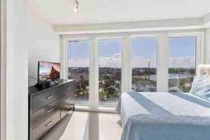 Bahia Mar Solare Tower 6th floor Bayview Condo 2bd 2ba with Pools客房内的一张或多张床位