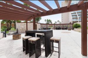 Bahia Mar Solare Tower 6th floor Bayview Condo 2bd 2ba with Pools的阳台或露台