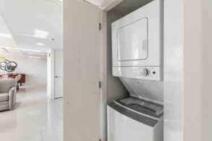 Bahia Mar Solare Tower 6th floor Bayview Condo 2bd 2ba with Pools的厨房或小厨房