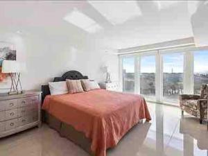 南帕诸岛Bahia Mar Solare Tower 6th floor Bayview Condo 2bd 2ba with Pools的带床、梳妆台和窗户的卧室