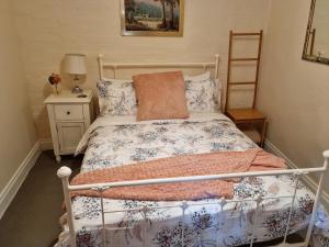 Un pat sau paturi într-o cameră la Donnybrook Cottages - Donnybrook