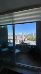 um quarto com uma janela com vista para a cidade em Apart Center Temuco em Temuco