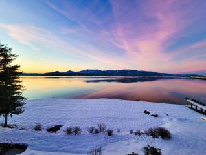 vista su un lago con neve a terra di Lodge at Sandpoint a Sandpoint