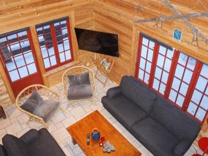 uma vista superior de uma sala de estar com um sofá e cadeiras em 11 person holiday home in S LEN em Stöten