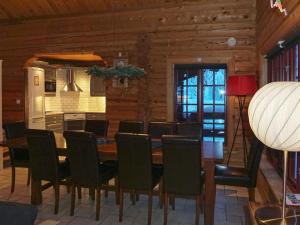 cocina y comedor con mesa y sillas en 11 person holiday home in S LEN, en Stöten