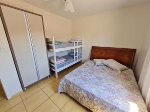 Katil atau katil-katil dalam bilik di Ampla casa com 5 quartos e vista para o mar