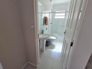 Bilik mandi di Ampla casa com 5 quartos e vista para o mar