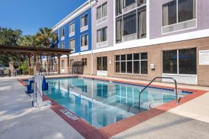 A piscina localizada em Best Western Plus Flagler Beach Area Inn & Suites ou nos arredores