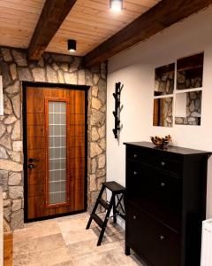 マヴロヴォにあるMount House Mavrovoの黒いドレッサーと木製のドアが備わる部屋