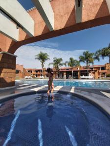 Bazén v ubytování Hotel Meson del Puente nebo v jeho okolí