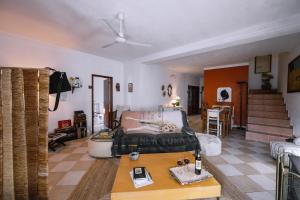 a living room with a couch and a table at Os 5 Sentidos in Mourão