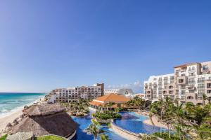 una vista aérea del complejo y el océano en Fiesta Americana Condesa Cancun - All Inclusive, en Cancún