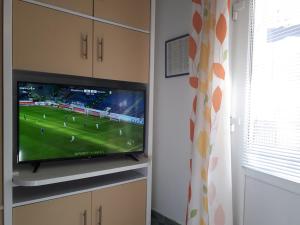 uma televisão numa sala com um jogo de futebol em Apartments Miranda Sea & Nature em Makarska