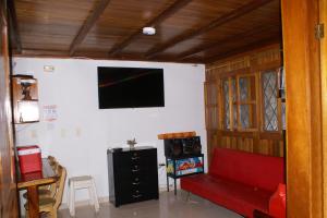 En TV eller et underholdningssystem på Chalet Condominio Campestre Rodadero Santa Marta wifi Piscina Amplia
