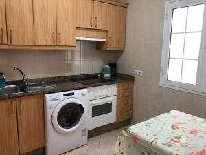 a kitchen with a washing machine and a sink at Apartamento vistas al mar, wifi de 600 Mb in Gran Tarajal