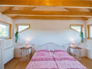 Een bed of bedden in een kamer bij Holiday home with large balcony