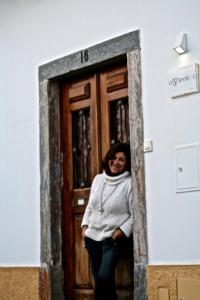 a woman standing in front of a door at Os 5 Sentidos in Mourão
