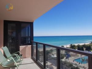 Μπαλκόνι ή βεράντα στο Luxury Beach Resort - HORA RENTALS