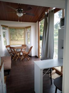Una sala de estar con una mesa y sillas y una ventana. en Rincon del Diario, en Punta del Este