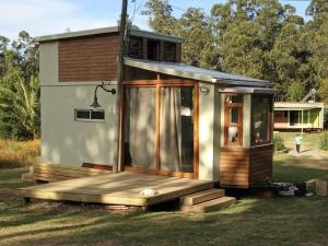 a tiny house with a porch in the grass at Rincon del Diario in Punta del Este