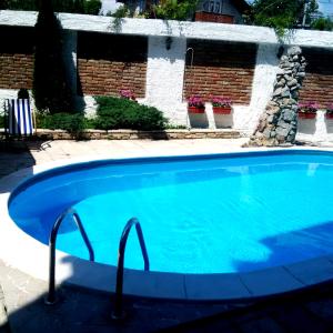 una gran piscina azul frente a una casa en Vila Senjak, en Belgrado