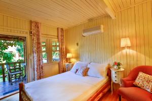Llit o llits en una habitació de Tranquilla River Lodge