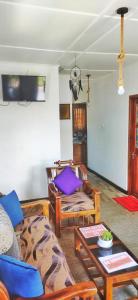 sala de estar con sofá y mesa en RC AWKWARD en Nuwara Eliya