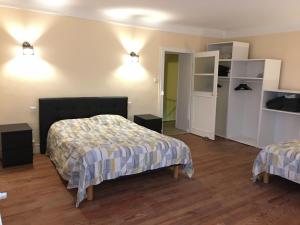 Cette chambre d'hôtel comprend deux lits et un placard. dans l'établissement Gîte Velle-sur-Moselle, 3 pièces, 5 personnes - FR-1-584-178, à Velle-sur-Moselle