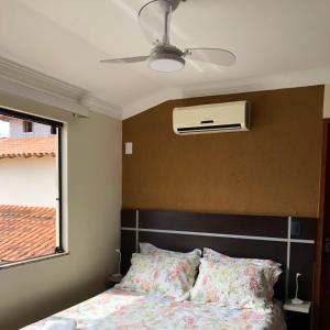 1 dormitorio con 1 cama y ventilador de techo en Casa de 02 quartos com conforto em Cabo Frio, en Cabo Frío